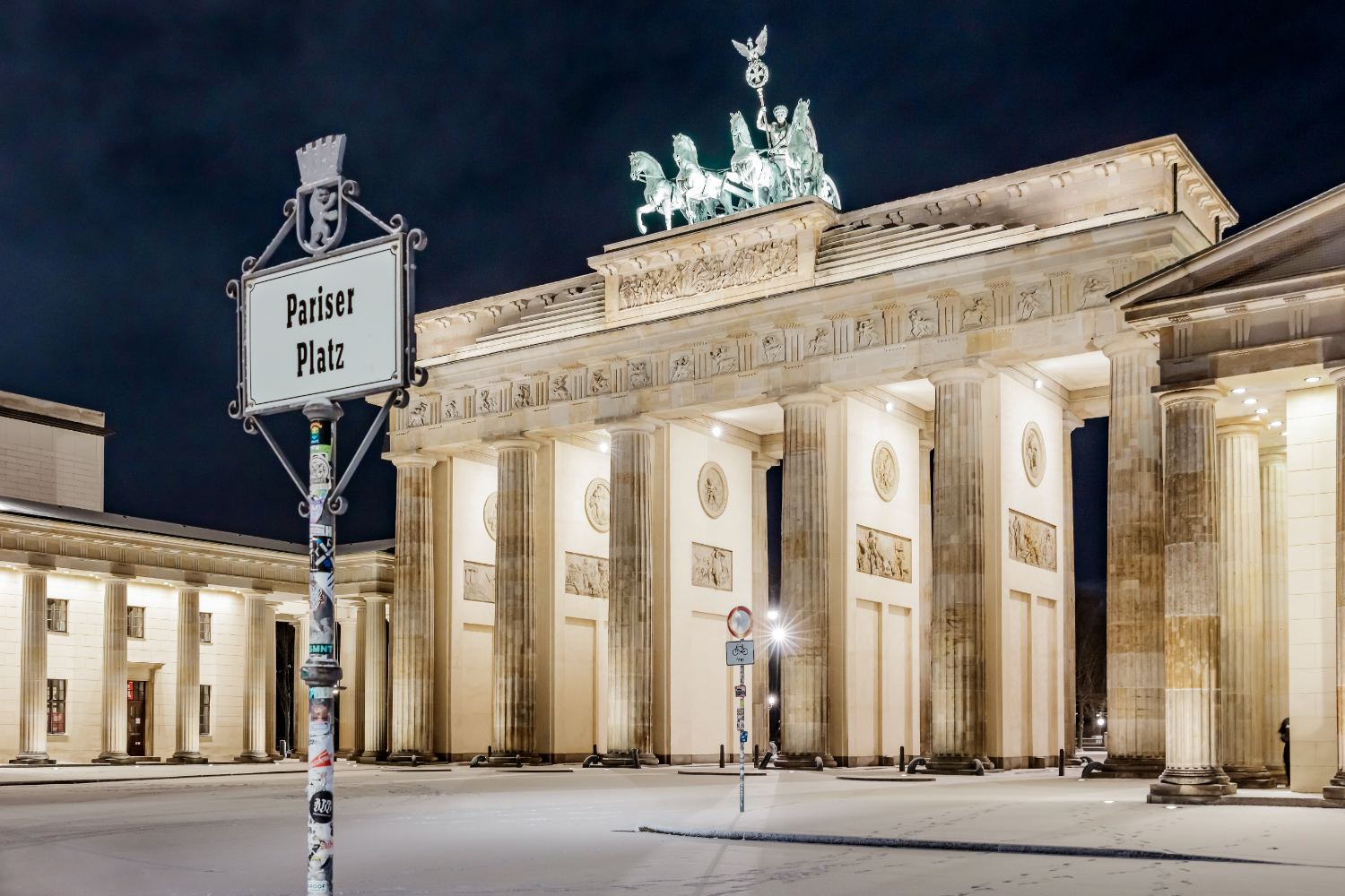 Brandenburger Tor im Schnee bei Nacht