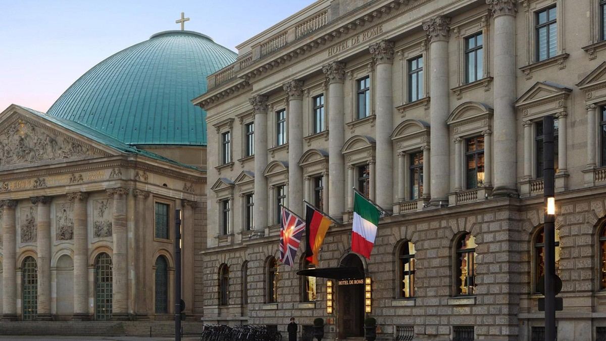 Hotel de Rome neben der St.-Hedwigs-Kathedrale am Bebelplatz