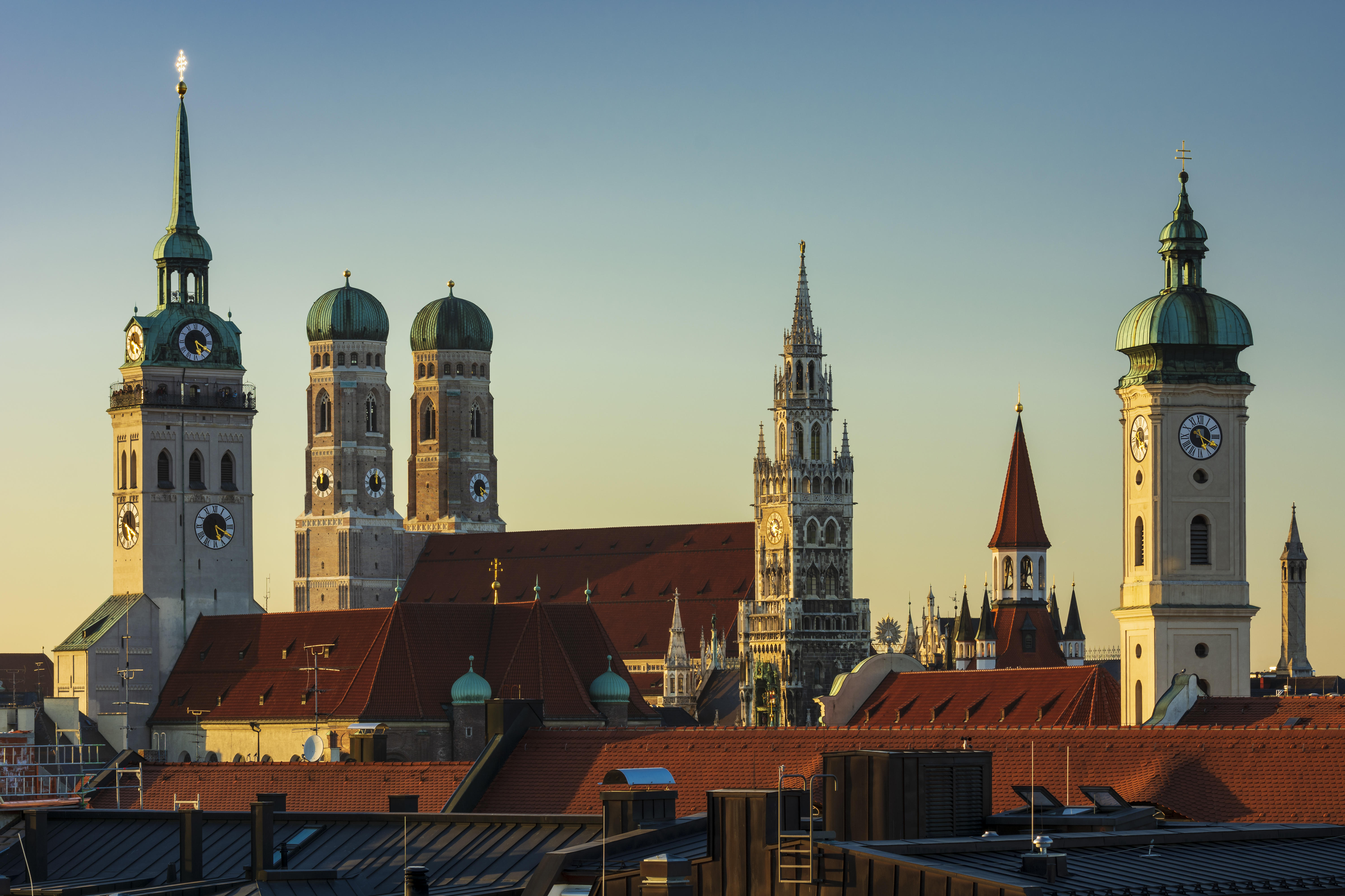 Türme der Münchner Innenstadt im Abendlicht