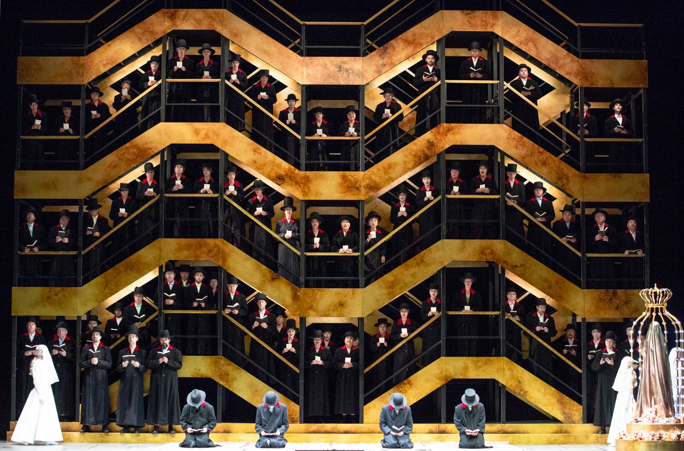 Chor auf goldener Treppenkulisse