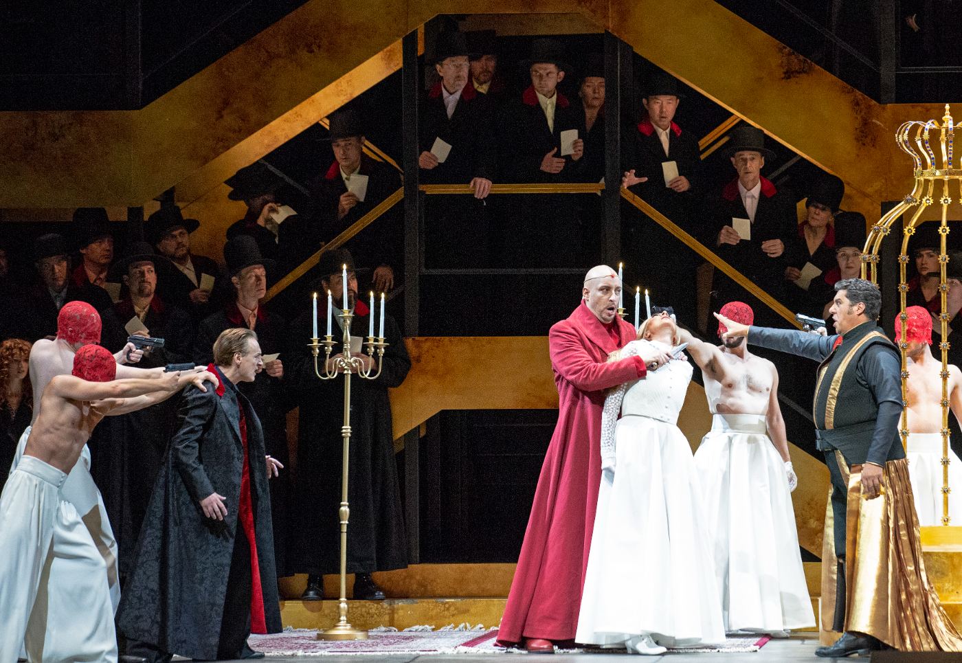 Anna Netrebko als Abigaille an der goldenen Krone