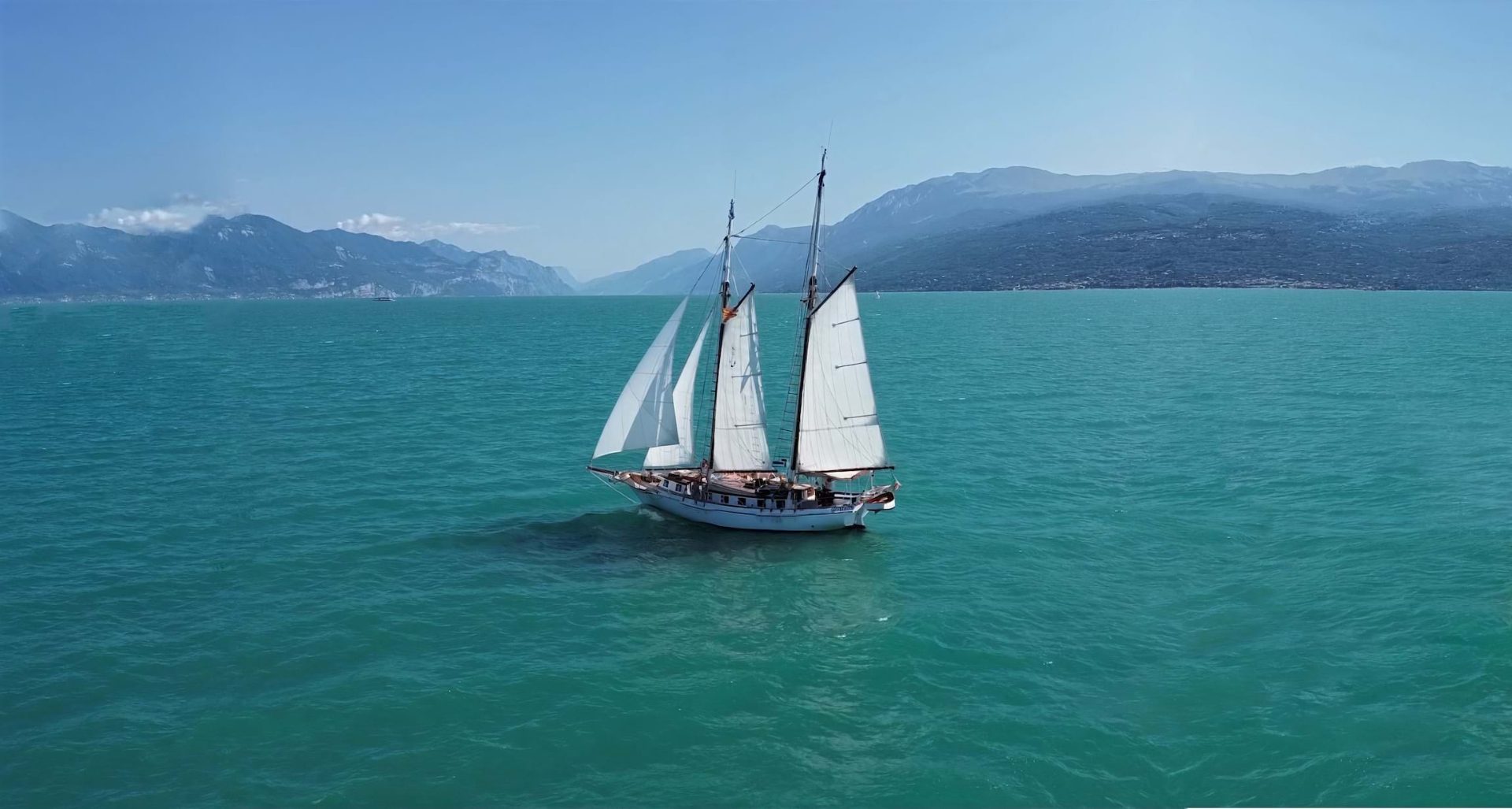 Der Gaffelschoner Siora Bianca unter Segeln auf dem Gardasee
