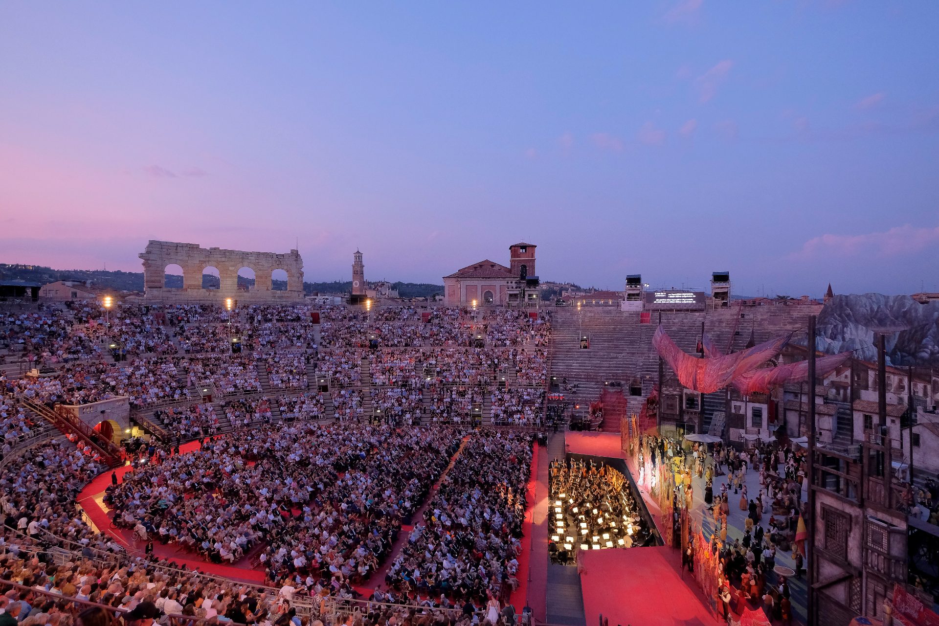 Die Arena di Verona in der Abenddämmerung